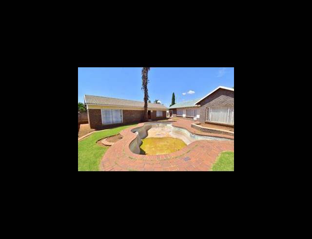 5 BEDROOM HOUSE FOR SALE IN CRYSTAL PARK